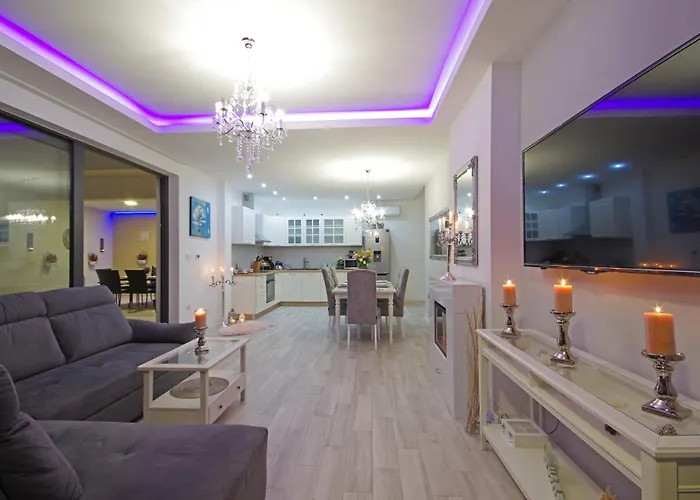 Anja * Μακάρσκα